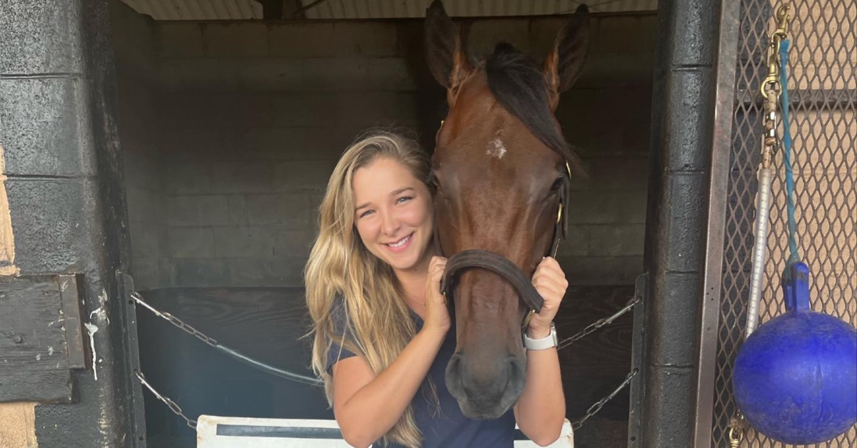 Dr. Cuesta Amado standing next to a horse|Dr. Cuesta Amado treating a horse||||Dr. Cuesta Amado treating a horse||||||||||Dr. Cuesta Amado standing next to a horse News